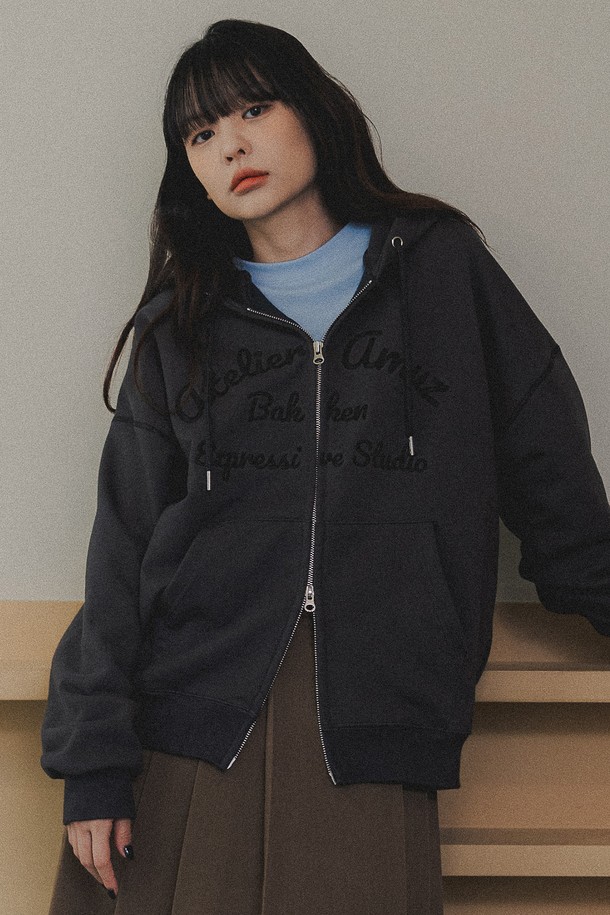 바켄 Atelier Amuz 후드 집업 BK7989는 부드러운 촉감의 면과 폴리에스테르 혼방 소재로 제작되어 봄, 가을, 겨울 세 계절 모두 착용하기 좋습니다. 차콜 색상의 무지 디자인으로 캐주얼하고 베이직한 스타일을 연출하며, 오버핏 크롭 기장으로 트렌디함을 더했습니다. 플랫락 스티치 공법과 텀블 가공으로 내구성을 높였으며, 집업 방식과 긴 소매로 편안하게 착용할 수 있습니다.
