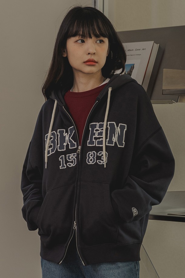 바켄 BKEN 1583 후드 집업 BK7990_차콜은 유니섹스 디자인으로, 가을과 겨울에 따뜻하게 입을 수 있는 두꺼운 두께감의 후드 집업입니다. 부드러운 프렌치테리 면, 폴리에스터 혼방 소재로 제작되었으며, 릴랙스핏과 드롭숄더 디자인으로 편안한 착용감을 제공합니다. 차콜, 네이비, 멜란지 그레이, 와인 등 다양한 색상으로 출시되었으며, 자수 디테일과 플랫락 스티치 공법으로 캐주얼하면서도 베이직한 스타일을 연출합니다.
