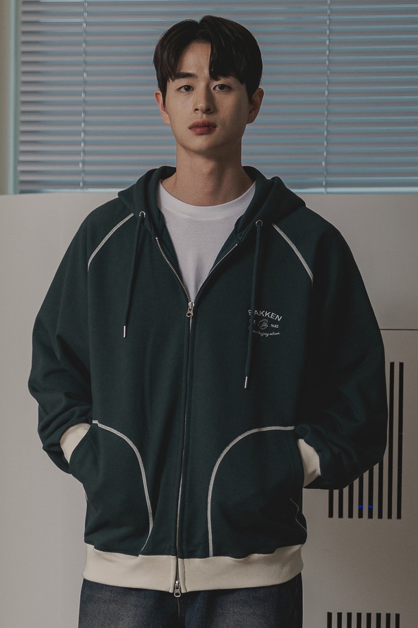 바켄 Essential 후드 집업 BK7988_다크그린은 남녀 모두 착용 가능한 오버핏 후드 집업입니다. 부드러운 촉감의 면 70%, 폴리에스터 30% 혼방의 840g/yd 고밀도 프렌치테리 원단으로 제작되었으며, 두꺼운 두께감으로 봄, 가을, 겨울 시즌에 따뜻하게 입을 수 있습니다. 텀블 가공을 거쳐 변형을 최소화했으며, 베이직하고 캐주얼한 무드의 무지 디자인에 자수 디테일을 더했습니다.
