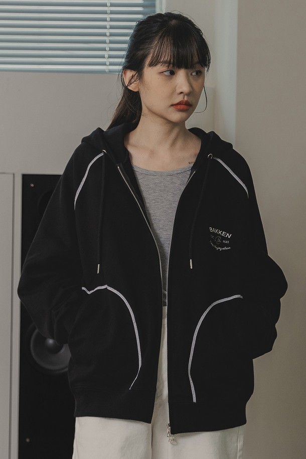 바켄 Essential 후드 집업 BK7988_블랙은 남녀 모두 착용 가능한 오버핏 후드 집업입니다. 부드러운 촉감의 면과 폴리에스테르 혼방 소재로 제작되었으며, 두꺼운 두께감으로 사계절 내내 활용 가능합니다. 깔끔한 마감과 매끄러운 솔기 연결, 프렌치테리 소재, 자수 디테일, 플랫락 스티치 등의 특징을 갖춘 베이직 캐주얼 스타일의 무지 디자인 후드 집업입니다.
