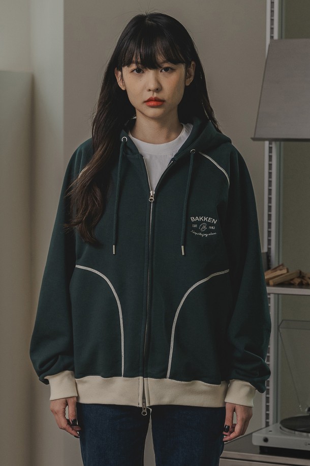 바켄 Essential 후드 집업 BK7988_다크그린은 남녀 모두 착용 가능한 오버핏 후드 집업입니다. 부드러운 촉감의 면 70%, 폴리에스터 30% 혼방의 840g/yd 고밀도 프렌치테리 원단으로 제작되었으며, 두꺼운 두께감으로 봄, 가을, 겨울 시즌에 따뜻하게 입을 수 있습니다. 텀블 가공을 거쳐 변형을 최소화했으며, 베이직하고 캐주얼한 무드의 무지 디자인에 자수 디테일을 더했습니다.
