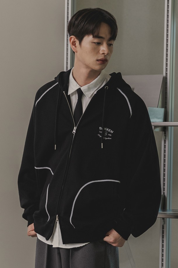 바켄 Essential 후드 집업 BK7988_블랙은 남녀 모두 착용 가능한 오버핏 후드 집업입니다. 부드러운 촉감의 면과 폴리에스테르 혼방 소재로 제작되었으며, 두꺼운 두께감으로 사계절 내내 활용 가능합니다. 깔끔한 마감과 매끄러운 솔기 연결, 프렌치테리 소재, 자수 디테일, 플랫락 스티치 등의 특징을 갖춘 베이직 캐주얼 스타일의 무지 디자인 후드 집업입니다.
