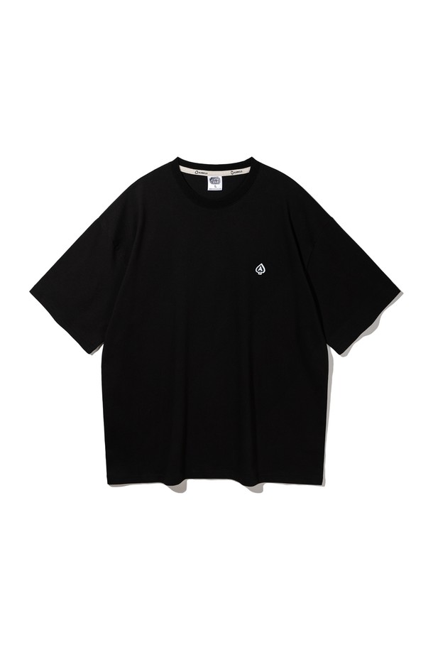 앨빈클로 스페이드 A 오버핏 반팔 티셔츠 AST4567는 남녀 모두 착용 가능한 반팔 티셔츠입니다. 부드러운 촉감의 트리플 저지 CP 원단과 1x1 RIB 원단 넥라인으로 제작되어 편안한 착용감을 제공합니다. 미니멀 자수 로고와 9가지 다채로운 컬러(화이트, 화이트 멜란지, 그레이, 그린, 와인, 머스타드, 다크블루, 다크네이비, 블랙)로 다양한 스타일 연출이 가능합니다. 넉넉한 오버핏과 루즈핏 디자인으로 활동성을 높였으며, 봄, 여름 시즌 데일리룩에 적합합니다. 내추럴한 숄더 드롭 실루엣과 헤링본 테이프 보강으로 디자인의 완성도를 높였습니다.
