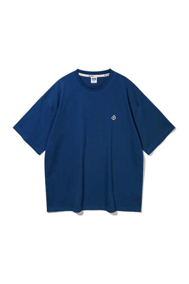 앨빈클로 스페이드 A 오버핏 반팔 티셔츠 (9 COLOR)는 미니멀한 스타일과 베이직한 디자인을 선호하는 남녀 모두를 위한 반팔 티셔츠입니다. 부드러운 촉감의 면, 폴리에스터, 스판덱스 혼방 소재로 제작되어 봄, 여름 시즌에 적합하며, 흡습, 속건, 냉감 기능을 갖추어 쾌적한 착용감을 선사합니다. 라운드넥에 오버핏으로 편안하게 떨어지는 핏이 특징이며, 미니멀한 자수 디자인이 돋보입니다. 두꺼운 두께감과 높은 중량감으로 탄탄한 내구성을 자랑하며, 1x7 RIB 원단과 헤링본 테이프로 목 늘어짐을 방지하여 오랫동안 변형 없이 착용 가능합니다. CP 트리플 원단을 사용하여 필링 현상을 최소화했습니다.
