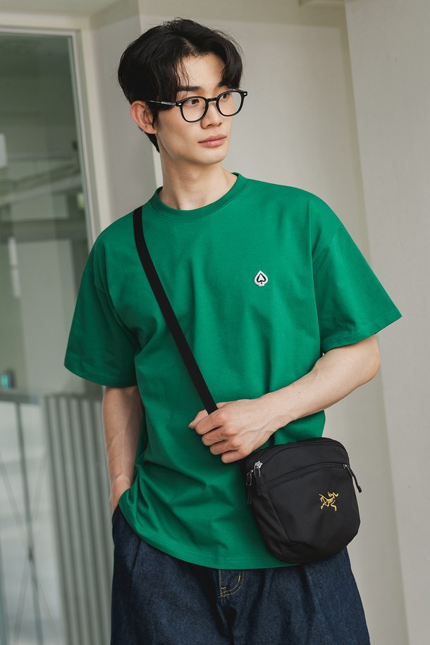 앨빈클로 스페이드 A 오버핏 반팔 티셔츠 AST4567는 미니멀하고 베이직한 스타일의 공용 반팔 티셔츠입니다. 봄, 여름 시즌에 어울리며 데이트룩, 카페룩에 적합합니다. 부드러운 촉감의 면, 폴리에스테르, 스판덱스 혼방 소재로 제작되었으며, 9가지 다채로운 컬러(화이트, 화이트 멜란지, 그레이, 그린, 와인, 머스타드, 다크블루, 다크네이비, 블랙)로 만나보실 수 있습니다. 오버핏 라운드넥 디자인으로, 두꺼운 두께감과 자수 패턴이 특징입니다. 흡습, 속건, 냉감 기능을 갖춘 트리플 레이어드 원단과 고밀도 원단으로 제작되어 쾌적한 착용감을 선사하며, 필링을 최소화했습니다. 1x1 RIB 원단 넥라인과 헤링본 테이프 마감으로 완성도를 높였습니다.
