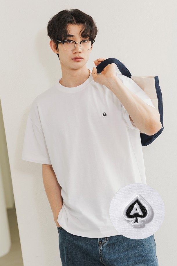 앨빈클로 스페이드 A 오버핏 반팔티 AST4567 (9 COLOR)는 남녀 모두 착용 가능한 반팔 티셔츠입니다. 미니멀하고 베이직한 스타일로, 데이트룩, 카페룩 등 다양한 TPO에 활용하기 좋습니다. 부드러운 촉감의 면, 폴리에스테르, 스판덱스 혼방 소재로 제작되었으며, 흡습, 냉감, 속건, 신축성 기능을 갖춰 쾌적한 착용감을 선사합니다. 라운드넥에 오버핏으로 편안한 착용감을 제공하며, 드롭숄더 패턴과 1x1 RIB 원단 넥라인, 헤링본 테이프 보강, CP 트리플 원단, 수축 최소화 가공, KATRI 인증을 통해 뛰어난 품질을 보장합니다. 화이트, 화이트 멜란지, 그레이, 그린, 와인, 머스타드, 다크블루, 다크네이비, 블랙까지 9가지 다채로운 컬러로 출시되었습니다.
