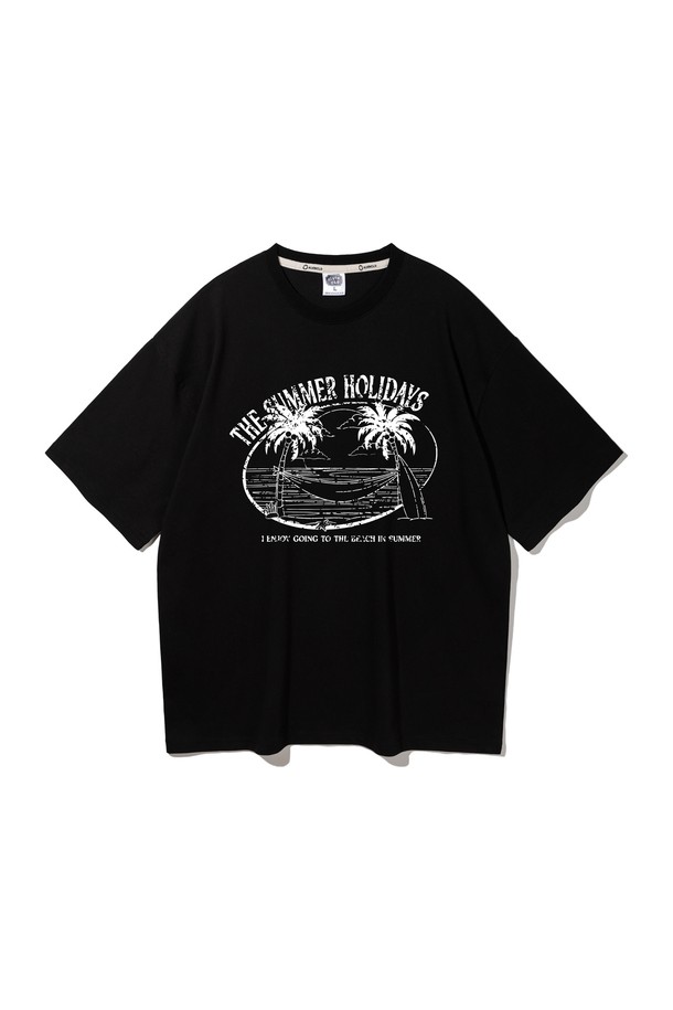 앨빈클로 SUMMER HOLIDAY 오버핏 반팔 티셔츠 AST4504는 남녀 모두 착용 가능한 캐주얼 스타일의 반팔 티셔츠입니다. 면, 폴리에스테르, 스판덱스 혼방 소재로 제작되어 부드러운 촉감과 흡습, 속건, 신축성 기능을 제공합니다. 비치 아트워크 패턴 디자인에 크림, 머스타드, 와인, 다크블루, 블랙 5가지 색상으로 만나볼 수 있습니다. 립 원단과 헤링본 테이프로 넥라인을 보강하고, 필링 현상을 줄였으며, KATRI 품질검증을 완료하여 품질을 높였습니다. 여름 시즌 일상복으로 편안하게 착용하기 좋은 오버핏 티셔츠입니다.
