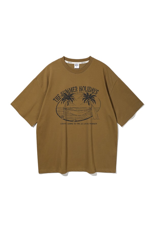 앨빈클로 SUMMER HOLIDAY (써머 홀리데이) 오버핏 반팔 티셔츠 AST4504는 남녀 모두 착용 가능한 캐주얼 스타일의 반팔 티셔츠입니다. 시원한 착용감을 위해 흡습 및 속건 기능이 있는 CP 트리플 원단을 사용했으며, 주름 방지 기능으로 편안하게 착용할 수 있습니다. 5가지 색상(크림, 머스타드, 와인, 다크블루, 블랙)으로 출시되었으며, 라운드넥에 RIB 원단과 헤링본 테이프로 넥라인을 보강하여 내구성을 높였습니다. 마이애미 서프클럽 모티프의 빈티지 비치 아트워크 프린팅이 돋보이며, 여행룩, 휴가룩, 여름 바캉스룩에 잘 어울립니다. 두꺼운 두께감과 부드러운 촉감이 특징인 오버핏 디자인으로, 리조트룩, 스트리트 스타일을 연출하기 좋습니다.
