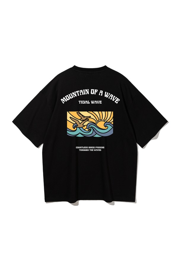 **앨빈클로 TIDAL WAVE (타이달 웨이브) 오버핏 반팔 티셔츠 AST4529 (5 COLOR)**

앨빈클로의 TIDAL WAVE (타이달 웨이브) 오버핏 반팔 티셔츠는 남녀 공용으로 착용 가능한 캐주얼 스타일의 제품입니다. 웨이브 아트워크 패턴이 돋보이며, 부드러운 촉감의 면, 폴리에스테르, 스판덱스 혼방 소재로 제작되어 흡습 및 속건 기능을 갖췄습니다. 넥 라인은 7*7 RIB 원단을 사용하여 늘어짐을 방지하고, 드롭 숄더 패턴과 특수가공을 통해 수축을 최소화했습니다. 일상생활은 물론, 동네 마실룩, 여행룩 등 다양한 TPO에 활용하기 좋습니다. 화이트, 머스타드, 와인, 다크블루, 블랙 5가지 컬러로 출시되었습니다.
