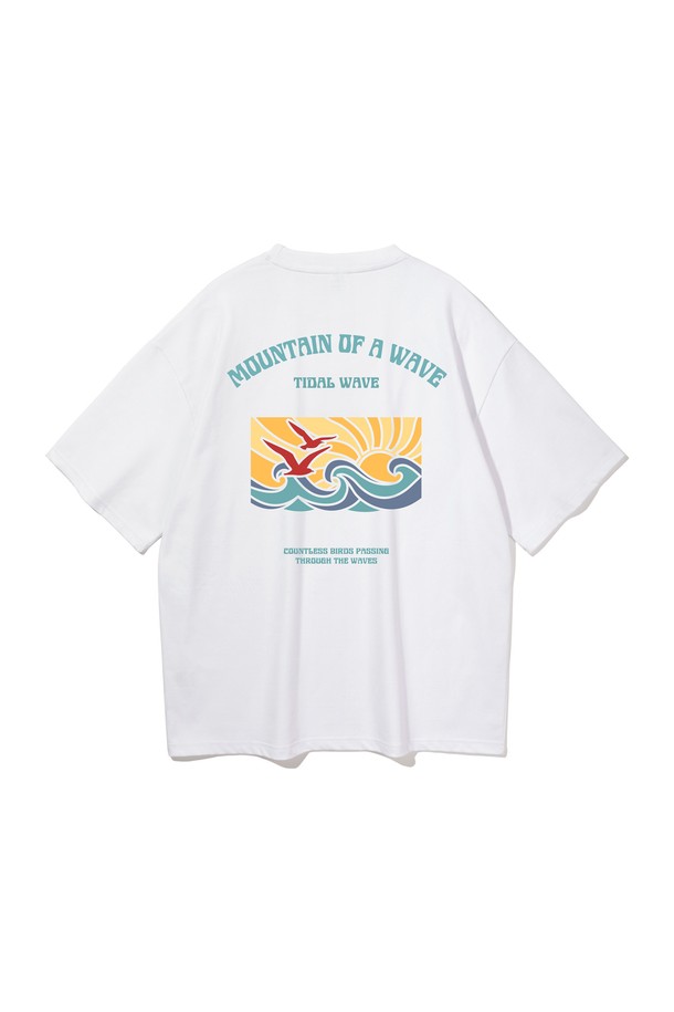 앨빈클로(ELVINCLO) TIDAL WAVE 오버핏 반팔 티셔츠 AST4529는 캐주얼, 서핑 스타일을 연출할 수 있는 남녀 공용 반팔 티셔츠입니다. 봄, 여름 시즌에 어울리는 이 티셔츠는 부드러운 촉감의 면, 폴리에스테르, 스판덱스 혼방 소재로 제작되었으며, 흡습 및 속건 기능으로 쾌적한 착용감을 제공합니다. 라운드넥에 오버핏으로 디자인되었으며, 웨이브, 서핑클럽 패턴이 돋보입니다. 7x7 립 넥라인, 헤링본 테이프 처리, 주름 방지, 텐터/텀블 가공 등 섬세한 디테일이 돋보이며, 화이트, 머스타드, 다크블루, 와인, 블랙 5가지 컬러로 출시되었습니다. 휴가룩, 여행룩, 캐주얼, 미니멀, 스트리트 스타일을 즐기는 분들께 추천합니다.
