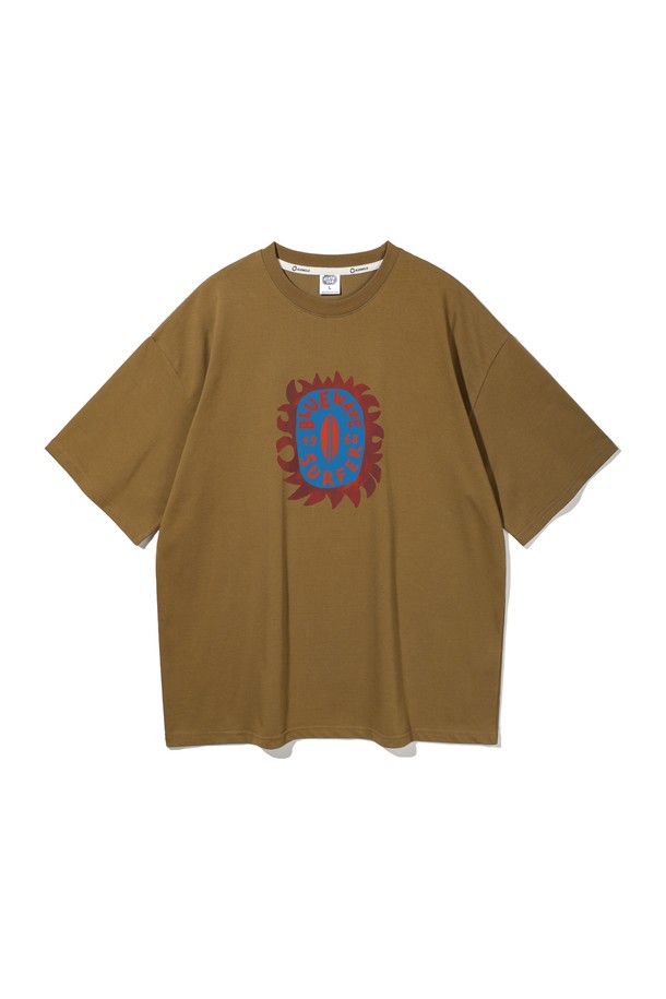 앨빈클로 BLUEWAVE (블루웨이브) 오버핏 반팔 티셔츠 AST4538는 남성용 반팔 티셔츠입니다. 화이트, 머스타드, 네이비, 블랙 4가지 색상으로 출시되었으며, 일상복과 여행룩에 활용하기 좋습니다. 캐주얼, 스트릿, 미니멀 스타일을 연출하기에 적합하며, 롱 기장의 오버핏으로 편안한 착용감을 제공합니다. 면, 폴리에스테르, 스판덱스 혼방 소재로 제작되어 활동성이 뛰어나고, EAT THE WAVE (잇 더 웨이브) 그래픽 프린팅으로 포인트를 더했습니다.
