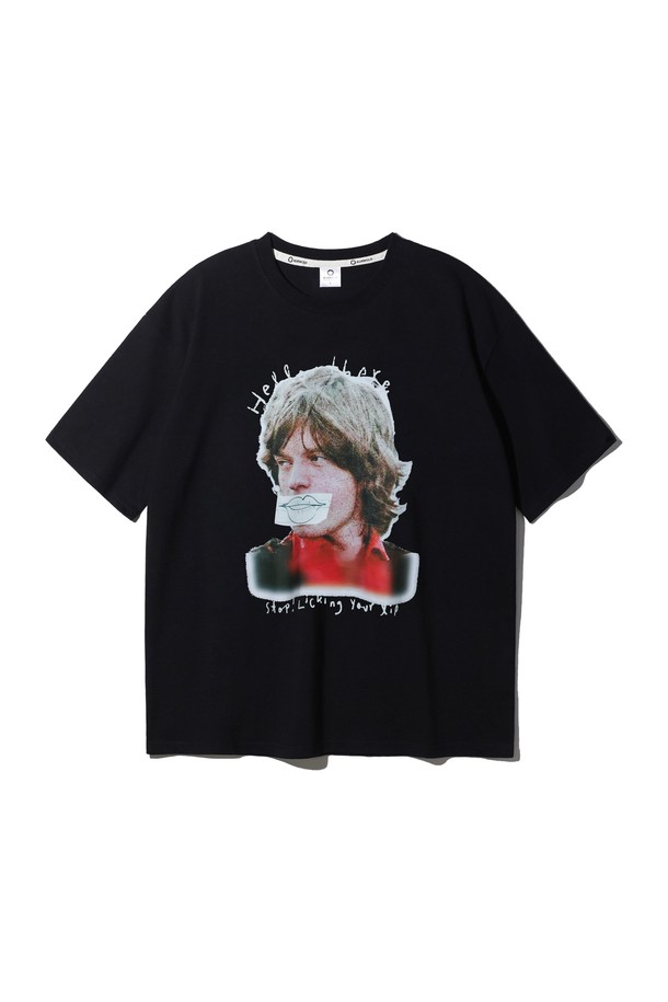 앨빈클로 LIPS(립스) 오버핏 반팔 티셔츠 AST4563는 남녀 모두 착용 가능한 반팔 티셔츠입니다. 부드러운 촉감의 20수 코마사 코튼 소재를 사용하여 편안한 착용감을 선사하며, 얇은 두께감으로 봄, 여름 시즌에 적합합니다. 시크와 스트릿 스타일을 아우르는 디자인으로, 라운드넥에 오버핏으로 제작되었습니다. 드롭 숄더 패턴과 1x1 RIB(립) 원단, 헤리테이프 처리를 통해 튼튼하게 제작되었으며, 팀블 가공으로 수축을 최소화했습니다. 화이트, 카키, 차콜, 블랙 4가지 컬러 옵션으로 제공됩니다.
