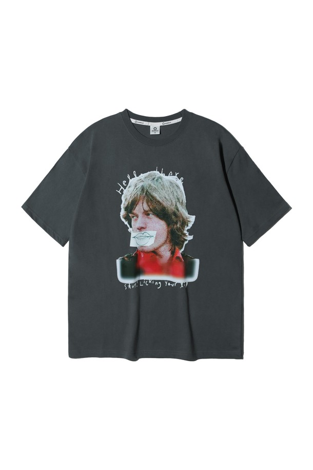 앨빈클로 LIPS(립스) 오버핏 반팔 티셔츠 AST4563는 남녀 공용으로 착용 가능한 캐주얼, 스트릿 스타일의 반팔 티셔츠입니다. 봄, 여름 시즌에 적합하며, 블랙, 화이트, 그레이, 네이비 4가지 색상으로 출시되었습니다. 부드러운 면 소재로 제작되어 편안한 착용감을 선사하며, 라운드넥과 오버핏 디자인이 특징입니다. 립스 그래픽 프린트가 포인트로, 동네 마실룩, 여행룩 등 다양한 상황에서 활용하기 좋습니다.
