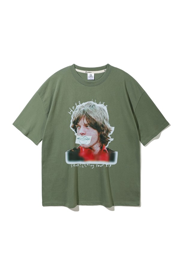 앨빈클로 LIPS 오버핏 반팔 티셔츠 AST4563는 시크함과 스트릿 스타일을 넘나드는 남녀공용 반팔 티셔츠입니다. 부드러운 면 소재로 제작되어 편안한 착용감을 선사하며, 드롭 숄더와 1*7 RIB 원단, 헤리테이프 넥라인 디테일로 완성도를 높였습니다. 라운드넥에 오버핏으로 디자인되어 트렌디한 스타일을 연출하며, 봄, 여름 시즌 데일리룩으로 활용하기 좋습니다. 화이트, 카키, 차콜, 블랙 4가지 다채로운 컬러로 만나보세요. 그래픽 패턴이 돋보이는 20수 두께의 반팔 티셔츠입니다.
