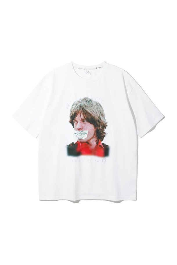 앨빈클로 LIPS(립스) 오버핏 반팔 티셔츠 AST4563는 남녀 모두 착용 가능한 스트릿 스타일의 반팔 티셔츠입니다. 부드러운 촉감의 20수 싱글 코마사 면 100% 소재로 제작되었으며, 텐터 가공, 텀블 워싱 처리를 거쳐 뛰어난 착용감을 제공합니다. 1x1 RIB(립) 원단 넥라인과 헤링본 테이프 마감으로 퀄리티를 높였으며, 라운드넥에 오버핏으로 편안하고 트렌디한 핏을 연출합니다. 화이트, 카키, 차콜, 블랙 4가지 컬러로 출시되어 일상, 동네 마실룩, 여행룩 등 다양한 스타일에 활용하기 좋습니다.
