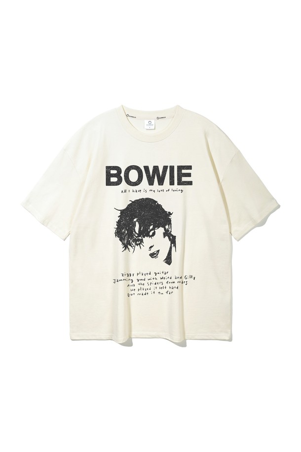 앨빈클로 BOWIE(보위) 오버핏 반팔 티셔츠 AST4571 (3 COLOR)는 캐주얼한 스타일을 연출하기 좋은 남녀 공용 반팔 티셔츠입니다. 얇은 두께감의 20수 싱글 저지 면 100% 소재로 제작되어 부드러운 촉감을 선사하며, 봄, 여름 시즌에 시원하게 착용할 수 있습니다. 톤온톤의 프린트 무늬가 특징이며, 텀블워싱 및 텐타 가공을 통해 수축을 최소화했습니다. 넥 라인은 RIB 원단과 헤링본 테이프로 보강하여 늘어짐을 방지했고, 드롭숄더 디자인과 오버핏으로 편안하면서도 트렌디한 핏을 연출합니다. 동네 마실룩이나 봄 소풍룩에 캐주얼, 미니멀, 스트리트 스타일로 활용하기 좋습니다.

