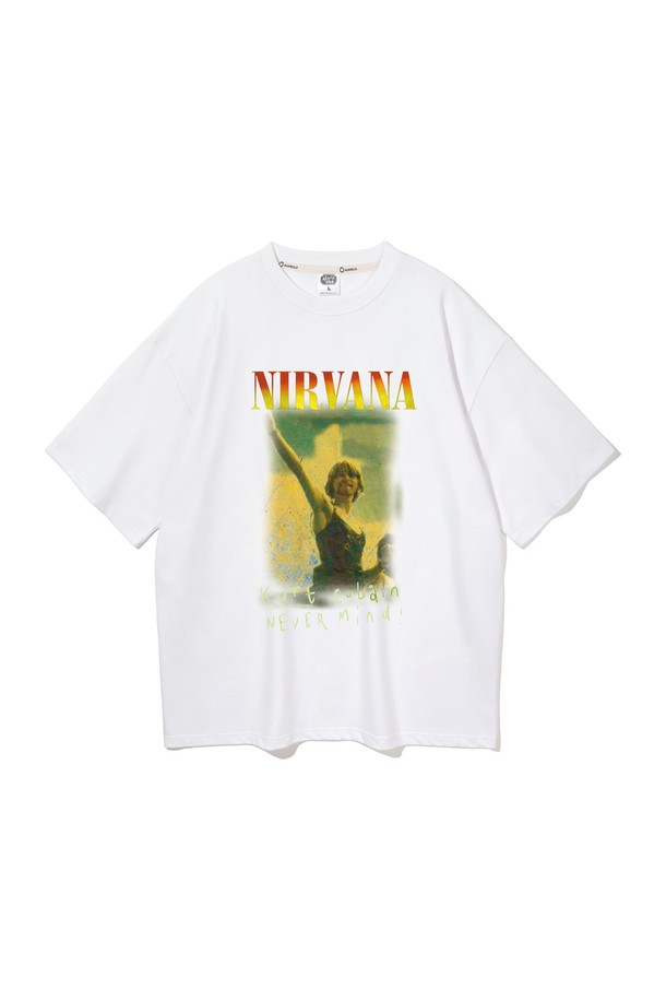 앨빈클로 NIRVANA (니르바나) 오버핏 반팔 티셔츠 AST4560 (3 COLOR)는 남성용 반팔 티셔츠입니다. 면 소재로 제작되어 봄, 여름 시즌에 편안하게 착용할 수 있습니다. 라운드넥 디자인에 오버핏으로 제작되어 캐주얼, 스트릿 스타일을 연출하기에 적합합니다. 니르바나 그래픽 프린트가 특징이며, 동네 마실룩이나 산책룩에 활용하기 좋습니다. 화이트 컬러를 포함한 3가지 색상으로 만나볼 수 있습니다.
