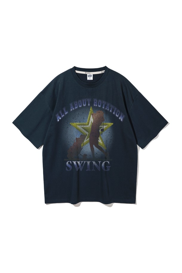 [피치]앨빈클로 SWING STAR 오버핏 반팔 티셔츠 AST4576은 부드러운 면 소재로 제작되어 릴랙스 핏과 오버핏으로 편안한 착용감을 선사합니다. 빈티지한 무드의 DTP 디지털 프린팅과 드롭숄더 디자인이 돋보이며, 피치가공, 텐터가공, 텀블건조, 이중 박음질 등 섬세한 공정을 거쳐 완성도를 높였습니다. 라운드넥에 헤링본 테이프 마감, 화이트, 와인, 다크네이비, 차콜 4가지 컬러로 출시되어 데일리 및 캐주얼 스타일 연출에 용이합니다.
