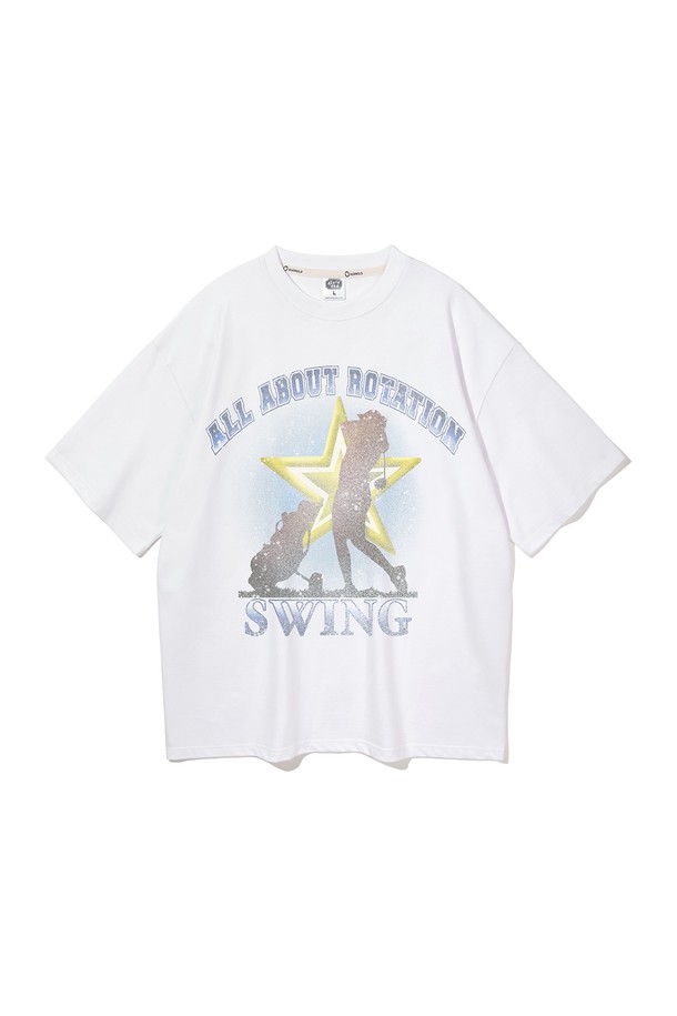 [피치]앨빈클로 SWING STAR(스윙 스타) 오버핏 반팔 티셔츠 AST4576는 20수 피치 싱글 원단으로 제작되어 부드러운 촉감을 선사합니다. DTP 그래픽 아트워크와 빈티지, 캐주얼 스타일이 돋보이며, 4가지 컬러(화이트, 와인, 다크네이비, 차콜)로 출시되었습니다. 1x1 RIB 넥라인, 헤링본 테이프 넥라인 보강, 드롭 숄더 패턴, 이중 스티치 밑단을 적용하여 튼튼한 내구성을 자랑합니다. 편안한 오버핏과 릴랙스핏으로 일상 및 여행 시에도 가볍게 착용하기 좋으며, 캐주얼, 미니멀, 스트리트 스타일을 즐기는 분들께 추천합니다.
