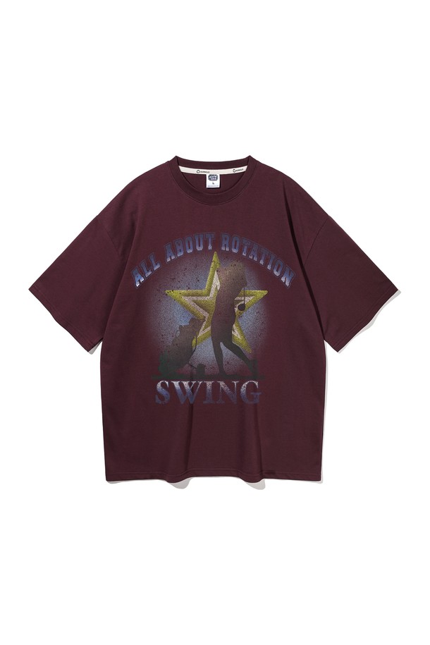 **[피치]앨빈클로 SWING STAR(스윙 스타) 오버핏 반팔 티셔츠 AST4576 (4 COLOR)**는 부드러운 촉감의 면 소재로 제작되어 편안한 착용감을 선사합니다. 캐주얼과 빈티지 무드를 동시에 느낄 수 있는 디자인으로, 일상생활에서 폭넓게 활용 가능합니다. 넉넉한 오버핏과 릴랙스핏으로 편안함을 더했으며, 드롭 숄더 패턴으로 자연스러운 실루엣을 연출합니다. 라운드넥 디자인에 헤링본 테이프 넥라인 보강으로 내구성을 높였으며, DTP 디지털 프린팅과 피치 가공 처리를 통해 섬세하고 부드러운 느낌을 줍니다. 동네 마실룩, 봄 소풍룩, 여행룩 등 다양한 TPO에 맞춰 스타일링하기 좋습니다.
