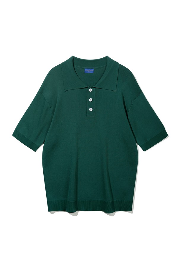 [DE LUXE] 앨빈클로 쿨 쓰리 버튼 칼라 하프 니트 DLX1214는 비스코스, 나일론 혼방의 부드러운 소재로 제작되어 흡습 및 통기성이 우수합니다. 여름철에도 시원하고 쾌적하게 착용 가능하며, 데일리룩과 비즈니스 캐주얼룩에 모두 잘 어울립니다. 3버튼 폴로넥 디자인과 하프 기장으로 클래식하면서도 세련된 분위기를 연출하며, 레귤러핏으로 편안한 착용감을 선사합니다. 크림, 블루, 그린, 블랙 4가지 색상으로 출시되어 다양한 스타일을 연출할 수 있으며 소매단과 밑단 RIB 구조, 고밀도 니트 원단으로 견고하고 비침 없이 착용 가능합니다.
