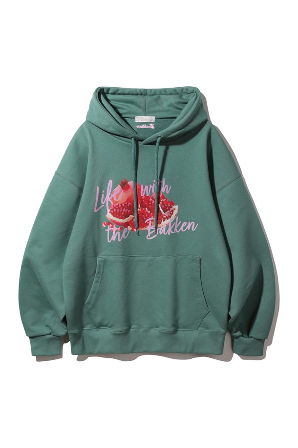 바켄 Pomegranate 후디 BK6796_그린은 남녀 공용으로, 봄, 가을, 겨울에 착용하기 좋은 두꺼운 두께감의 오버핏 후드티셔츠입니다. 840g/yd 고밀도 프렌치테리 면폴리 혼방 원단으로 제작되어 부드러운 촉감을 선사하며, 베이직하고 캐주얼한 스타일을 연출합니다. 후드 하단 새틴 자수 로고와 플랫락 스티치 마감, 긴소매 디자인으로 완성도를 높였습니다.
