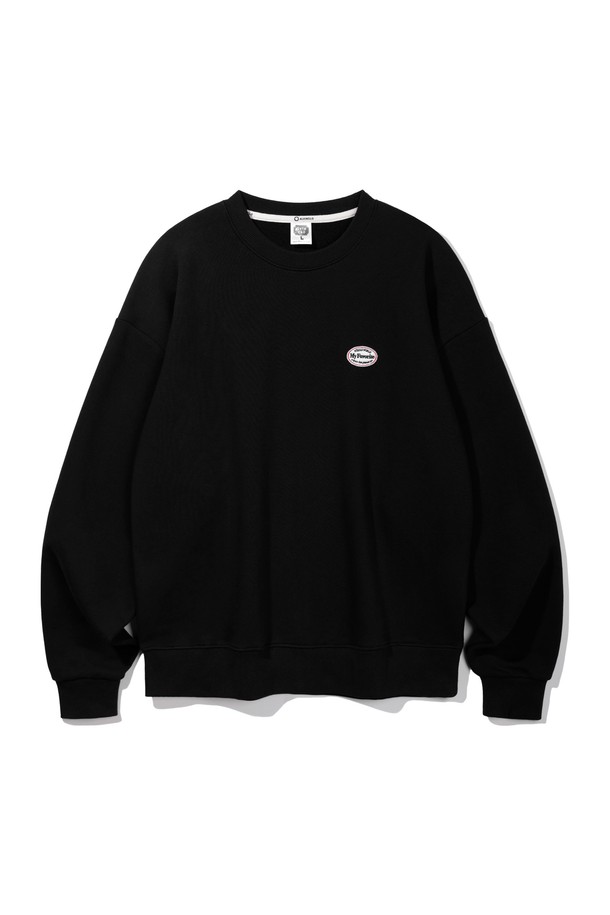 앨빈클로 와펜 오버핏 맨투맨 MAR833 (7 COLOR)는 베이직하고 캐주얼한 스타일의 공용 맨투맨입니다. 부드러운 촉감의 프렌치 테리, 고밀도 니트 테리 원단으로 제작되어 봄, 여름, 가을, 겨울 사계절 내내 착용 가능합니다. 7가지 다채로운 아이보리, 오트밀, 그레이, 그린, 차콜, 다크네이비, 블랙 컬러로 출시되었으며, 1*1 RIB 원단 네크라인과 헤링 테이프 처리로 꼼꼼하게 마감했습니다. 신축성이 우수하며, 미니멀한 자수 와펜 포인트가 돋보여 동네 마실룩, 집콕룩 등 편안한 스타일에 활용하기 좋습니다.
