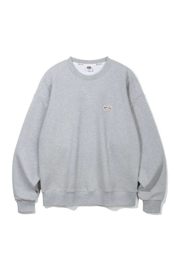 앨빈클로 와펜 오버핏 맨투맨 MAR833 (7 COLOR)은 베이직하고 미니멀한 스타일을 추구하는 공용 맨투맨입니다. 부드러운 촉감의 프렌치테리, 고밀도 니트 테리 원단을 사용하여 제작되었으며, 넉넉한 오버핏으로 편안한 착용감을 선사합니다. 라운드넥 디자인에 1x1 RIB 넥라인으로 늘어짐을 방지하고, 심플한 와펜과 미니멀 자수 레터링으로 포인트를 더했습니다. 아이보리, 오트밀, 그레이, 그린, 차콜, 다크네이비, 블랙 7가지의 다채로운 컬러로 출시되어, 동네 마실룩이나 겨울 데일리룩 등 다양한 스타일에 활용하기 좋습니다. 헤링본 테이프 처리로 변형을 최소화하여 내구성을 높였습니다.
