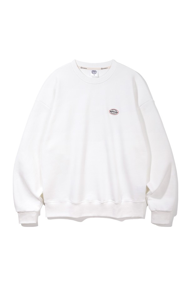 **앨빈클로 와펜 오버핏 맨투맨 MAR833 (7 COLOR)**

부드러운 촉감이 특징인 앨빈클로 와펜 오버핏 맨투맨입니다. 프렌치테리 원단, 코머드 원사, 고밀도 니트 테리 원단으로 제작되어 착용감이 우수하며, 신축성이 뛰어납니다. 1x1 RIB 원단과 헤링본 테이프로 마감하여 내구성을 높였습니다. 넉넉한 오버핏으로 편안하게 착용 가능하며, 베이직하고 미니멀한 스타일을 연출합니다. 아이보리, 오트밀, 그레이, 그린, 차콜, 다크네이비, 블랙 7가지 다채로운 컬러로 출시되어 일상, 집콕, 겨울 데일리룩 등 다양한 TPO에 활용하기 좋습니다.
