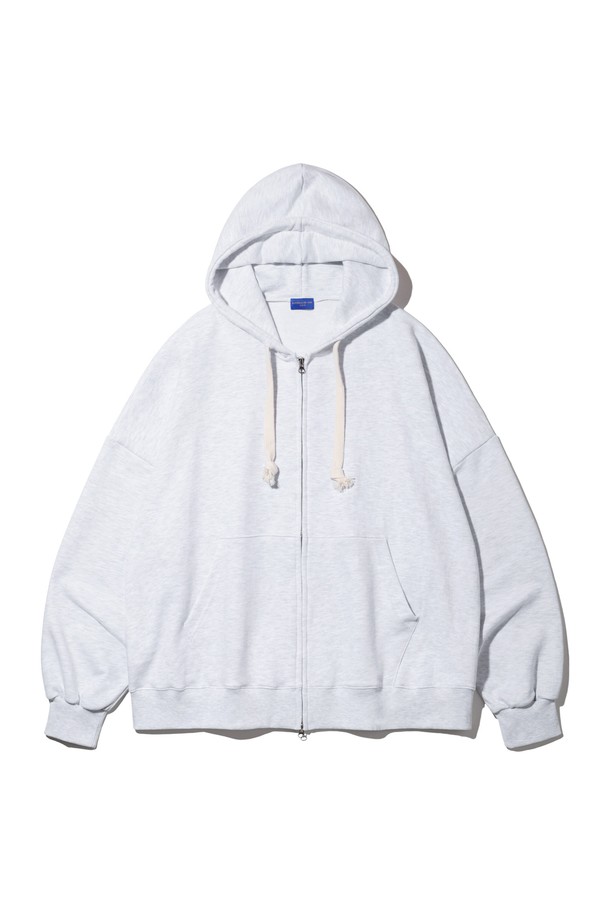 "[빅후드] 앨빈클로 무지 벌룬핏 후드 집업 AZH569"는 남녀 공용으로 착용 가능한 후드 집업입니다. 부드러운 촉감의 면과 폴리에스터 혼방 소재로 제작되었으며, 봄, 여름, 가을, 겨울 사계절 내내 활용할 수 있습니다. 오버핏과 루즈핏의 벌룬핏 실루엣으로 편안하면서도 스타일리시한 연출이 가능하며, 2웨이 지퍼, 더블 슬라이더, 지퍼라인 히든 처리 등 디테일이 돋보입니다. 색상은 화이트 멜란지, 그레이, 네이비, 블랙 4가지로 출시되었으며, 일상, 집콕룩, 동네 마실룩, 여행룩 등 다양한 TPO에 맞춰 캐주얼, 미니멀, 스트리트 스타일을 연출할 수 있습니다.
