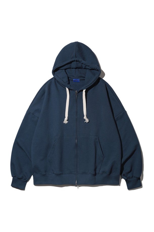 [빅후드] 앨빈클로 무지 벌룬핏 후드 집업 AZH569는 남녀 모두 착용 가능한 후드 집업입니다. 부드러운 촉감의 면과 폴리에스테르 혼방 소재로 제작되어 봄, 가을에 적합하며 일상에서 편안하게 즐길 수 있습니다. 캐주얼하고 베이직한 스타일의 무지 디자인에 루즈핏과 오버핏을 넘나드는 핏으로 편안함을 더했습니다. 벌룬핏 소매와 2-WAY 지퍼, 더블 슬라이더 디테일이 특징이며 화이트 멜란지, 그레이, 네이비, 블랙 4가지 색상으로 출시되었습니다. 산책룩이나 동네 마실룩 등 가볍게 외출할 때 미니멀한 스타일로 연출하기 좋습니다.
