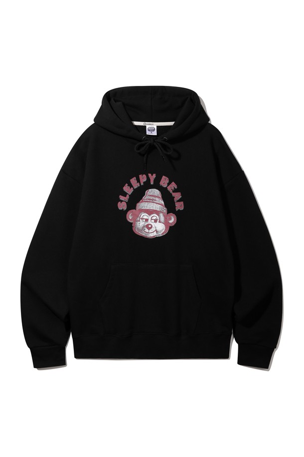 앨빈클로 슬리피 베어 오버핏 후드티 AVH635는 캐주얼하고 베이직한 스타일의 후드티입니다. 부드러운 촉감의 프렌치테리 면 혼방 소재로 제작되어 봄, 가을, 겨울에 걸쳐 편안하게 착용할 수 있습니다. 5가지 색상(화이트 멜란지, 그레이, 네이비, 차콜, 블랙)으로 출시되어 다양한 룩에 활용 가능하며, 오버핏 디자인으로 편안함과 스타일을 동시에 잡았습니다. 귀여운 슬리피 베어 캐릭터 프린팅이 돋보이며, 고밀도 니팅과 열전사 프린팅 공법으로 제작되어 내구성이 우수합니다. 동네 마실룩, 집콕룩, 겨울 데일리룩 등 다양한 TPO에 활용하기 좋습니다.
