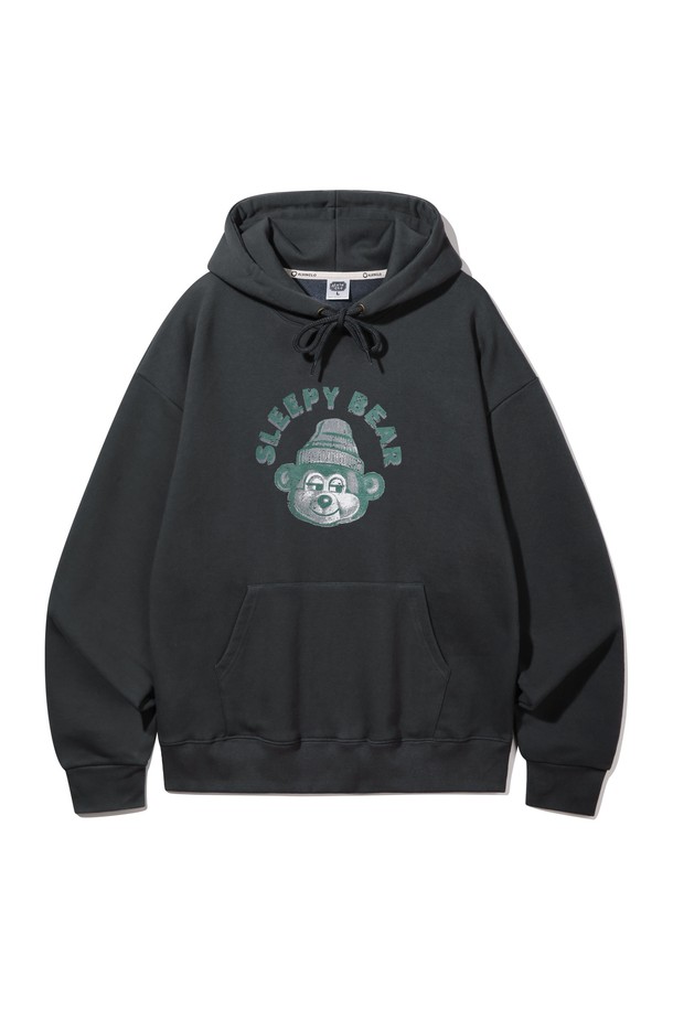 앨빈클로 슬리피 베어 오버핏 후드티 AVH635는 남녀 모두 착용 가능한 캐주얼 스타일의 후드티입니다. 부드러운 촉감의 프렌치 테리 및 고밀도 니트 테리 면 폴리에스테르 혼방 원단으로 제작되어 편안한 착용감을 선사하며, 두꺼운 두께감으로 따뜻합니다. 곰 캐릭터 프린팅이 돋보이며, 봄, 여름, 가을, 겨울 사계절 내내 활용 가능합니다. 집콕룩, 동네 마실룩, 겨울 데일리룩 등 다양한 TPO에 맞춰 미니멀, 스트리트 스타일을 연출해보세요. 화이트 멜란지, 그레이, 네이비, 차콜, 블랙 5가지 컬러로 출시되었습니다.
