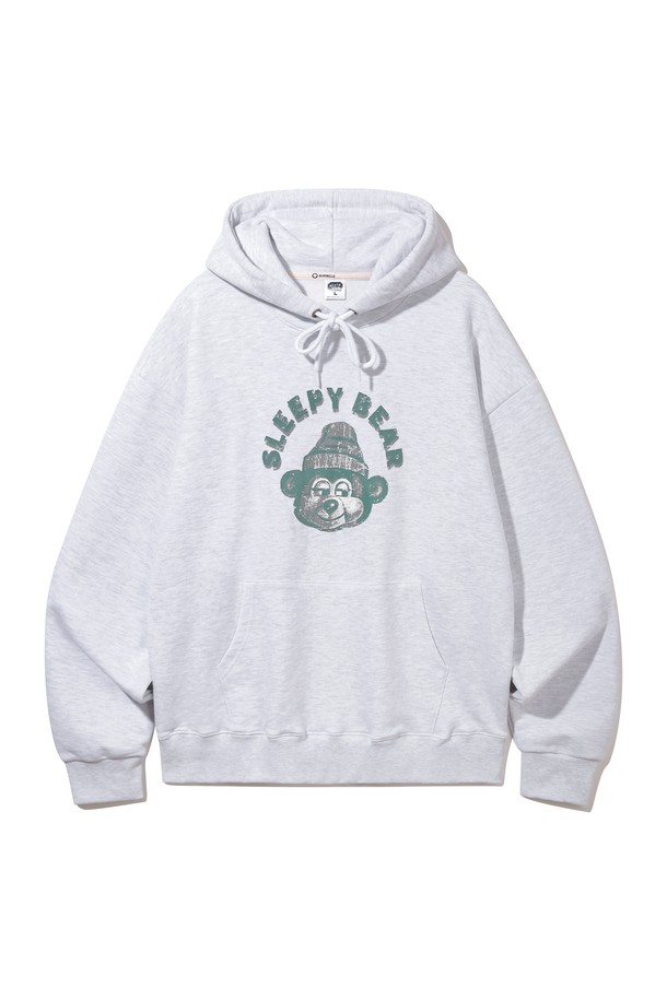 앨빈클로 슬리피 베어 오버핏 후드티 AVH635는 편안함과 스타일을 모두 갖춘 공용 후드티입니다. 부드러운 촉감의 프렌치테리 원단과 고밀도 니트 원단을 사용하여 제작되었으며, 코튼 65%, 폴리 35% 혼방으로 뛰어난 신축성을 자랑합니다. 귀여운 슬리피 베어 프린팅이 돋보이는 캐주얼하고 베이직한 디자인으로, 오버핏 실루엣을 유지해줍니다. 화이트 멜란지, 그레이, 네이비, 차콜, 블랙 5가지 색상으로 출시되어 다양한 스타일을 연출할 수 있으며, 집콕룩, 동네 마실룩, 겨울 데일리룩으로 활용하기 좋습니다.
