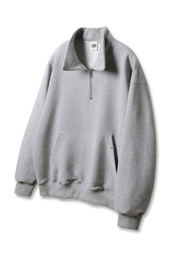 앨빈클로 니켈 반집업 오버핏 무지 맨투맨 MAR619는 면과 폴리에스테르 혼방의 피치가공 원단으로 제작되어 부드러운 촉감을 자랑합니다. 봄, 가을, 겨울 계절에 맞춰 착용할 수 있으며, 베이직하고 캐주얼한 스타일로 일상복으로 활용하기 좋습니다. 화이트 멜란지, 그레이, 딥그레이, 와인, 브라운, 블랙 등 6가지 컬러로 출시되었으며, 고밀도 니트 원단, 니켈 지퍼, 삼중 스티치 마감, 포켓 디테일, 우븐라벨 등 꼼꼼한 디테일이 돋보입니다.
