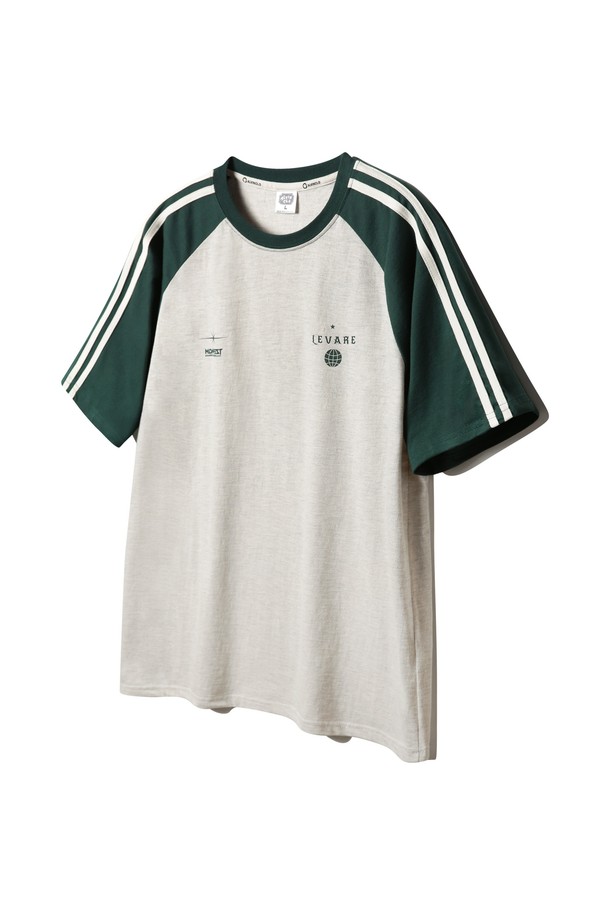 앨빈클로 MANIFEST 래글런 배색 트랙 오버핏 반팔티 AST4710은 부드러운 면 소재로 제작되어 봄, 여름철 편안하게 착용하기 좋은 반팔 티셔츠입니다. 래글런 소매와 러셀 테이프 디테일, 미니멀 아트워크 디자인이 스포티하면서도 캐주얼한 무드를 연출하며, 5가지 배색 컬러(화이트 멜란지/네이비, 오트밀/그린, 크림/와인, 크림/차콜, 차콜/블랙)로 폭넓은 선택지를 제공합니다. 오버핏 스타일로 편안한 착용감을 선사하며, 텀블 워싱 처리로 수축을 최소화하여 실용성을 더했습니다.
