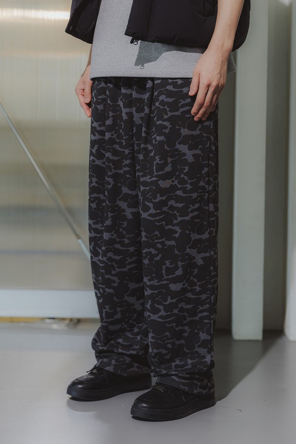앨빈클로 카모플라쥬 벌룬 밴딩 팬츠 PAN1756은 차콜, 카키, 브라운 3가지 색상으로 출시되었으며, 사계절 착용 가능한 남성용 밴딩 팬츠입니다. 면 소재에 카모 패턴이 돋보이며, 피그먼트 워싱과 바이오 워싱으로 고급스러움을 더했습니다. 벌룬핏과 루즈핏의 조화, 프론트 턱 라인, 내부 스트링 디테일이 특징이며, 자연스러운 드레이프를 연출하여 캐주얼하면서도 밀리터리 스타일을 완성합니다.
