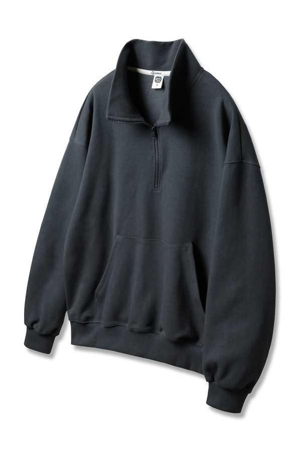 앨빈클로 무지 비슬론 반집업 오버핏 맨투맨 MAR648 (6 COLOR)는 부드러운 촉감의 면과 폴리에스테르 혼방 소재로 제작되어 봄, 가을, 겨울 두루 활용하기 좋은 두꺼운 두께감의 긴소매 맨투맨입니다. 베이직하고 캐주얼한 무드의 무지 디자인에, 넉넉한 오버핏과 반집업 네크라인으로 편안한 착용감을 선사하며, 캥거루 포켓과 비슬론 소재의 디테일로 실용성을 더했습니다. 블랙 컬러로 출시되어 다양한 스타일 연출에 용이합니다.
