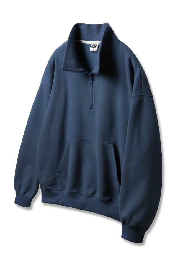 앨빈클로의 무지 비슬론 반집업 오버핏 맨투맨 MAR648은 남녀 모두 편안하게 착용 가능한 캐주얼 아이템입니다. 520~550g/yd 고밀도 이중 면 원단과 부드러운 촉감, 그리고 보온 기능까지 더해진 맨투맨은 봄, 가을, 겨울에 활용하기 좋습니다. 그레이, 카키, 브라운, 딥블루, 차콜, 블랙 6가지 색상으로 제공되며, 비슬론 지퍼와 컴포트 넥라인, 더블 스티치 마감으로 높은 퀄리티를 자랑합니다.
