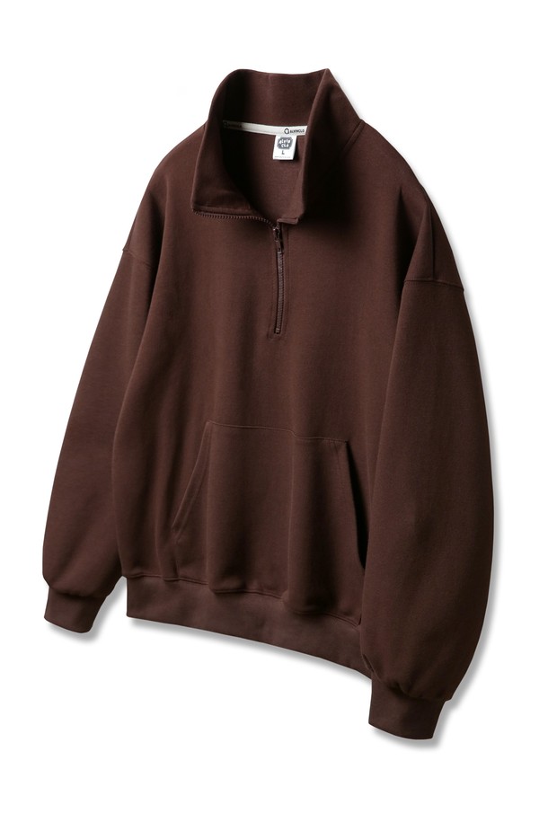 앨빈클로 무지 비슬론 반집업 오버핏 맨투맨 MAR648은 부드러운 촉감의 더블코튼 원단과 고밀도 520~550g/yd 두께감으로 제작되어 봄, 가을, 겨울, 3계절 활용 가능한 남녀 공용 맨투맨입니다. 베이직하고 캐주얼한 스타일의 무지 디자인에 그레이, 카키, 브라운, 딥블루, 차콜, 블랙 6가지 다채로운 컬러로 출시되었으며, 자연스러운 드롭숄더와 하프넥, 비슬론 지퍼 디테일로 포인트를 더했습니다. 오버핏으로 편안한 착용감을 선사하며, 긴 소매 기장으로 어떤 스타일에도 잘 어울립니다.
