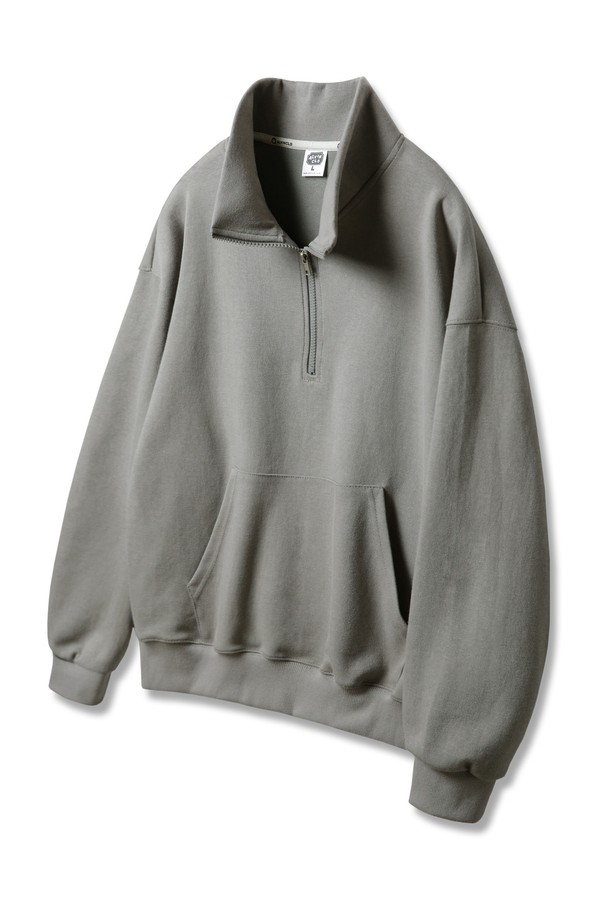 앨빈클로 무지 비슬론 반집업 오버핏 맨투맨 MAR648는 면과 폴리에스테르 혼방의 더블코튼 원단으로 제작되어 부드러운 촉감과 뛰어난 내구성을 자랑합니다. 6가지 다채로운 컬러(그레이, 카키, 브라운, 딥블루, 차콜, 블랙)로 출시되었으며, 고밀도 520~550g/yd 두께감의 원단과 반집업 디자인, 자연스러운 드롭숄더, 오버핏으로 편안하고 캐주얼한 스타일을 연출합니다. 봄, 가을, 겨울 3계절용으로 일상에서 폭넓게 활용할 수 있는 베이직한 무드의 맨투맨입니다.
