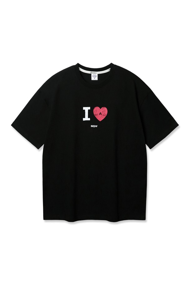 앨빈클로 I LOVE 오버핏 반팔티 AST4736은 남녀 모두 착용 가능한 캐주얼 스타일의 반팔 티셔츠입니다. 부드러운 촉감의 20수 코마사 면 원단을 사용하여 편안한 착용감을 제공하며, 봄, 여름 시즌에 적합합니다. 화이트, 블랙 두 가지 색상으로 출시되었으며, 무지 디자인에 로고 포인트를 더해 베이직하면서도 개성 있는 스타일을 연출할 수 있습니다. 드롭숄더 패턴과 오버핏 디자인으로 편안한 착용감을 선사하며, 레이어드하여 다양한 스타일을 연출하거나 커플룩으로도 활용 가능합니다.
