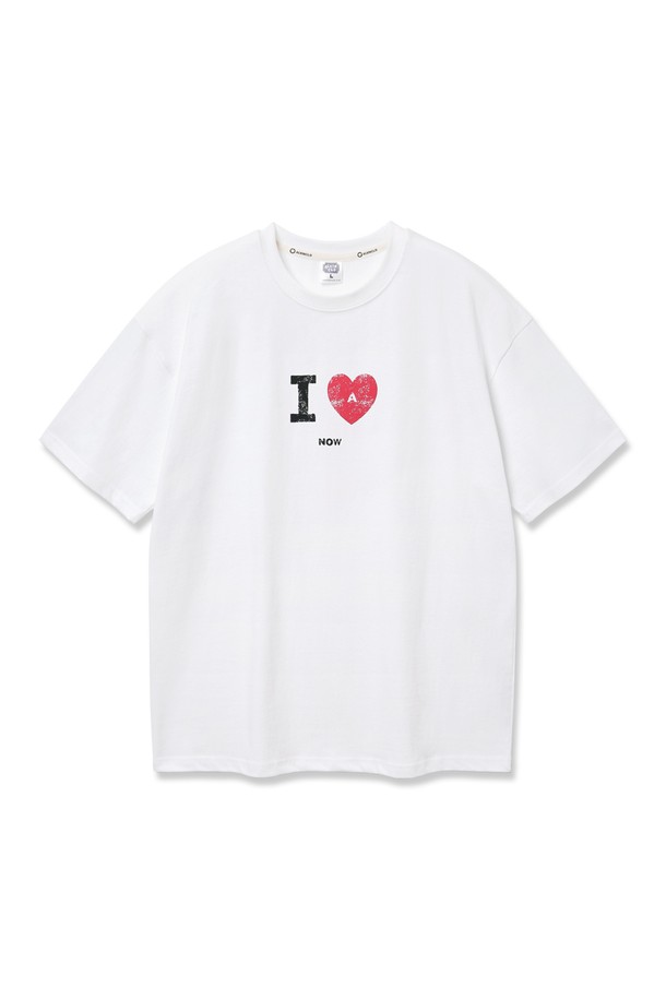 앨빈클로 I LOVE 오버핏 반팔티는 20수 코마사 코튼 100% 소재로 제작되었으며, 텀블 워싱 가공을 거쳐 부드러운 촉감을 자랑합니다. 드롭숄더 패턴의 오버핏 디자인으로 편안한 착용감을 제공하며, 화이트, 블랙 2가지 색상으로 출시되어 커플룩 또는 레이어드 스타일링에 용이합니다. 전면의 로고 프린트가 돋보이는 라운드넥 반팔 티셔츠로, 봄, 여름 시즌에 캐주얼하게 즐겨 입을 수 있습니다.
