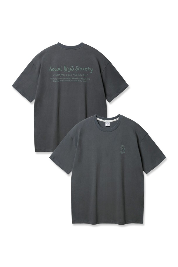 앨빈클로 BOYS 오버핏 반팔티 AST4717는 남성용 반팔 티셔츠입니다. 면 소재로 제작되어 봄, 여름에 착용하기 좋으며, 레터링/프린트 패턴의 베이직하고 캐주얼한 스타일을 연출합니다. 라운드넥에 오버핏으로 편안하게 착용 가능하며, 그레이 색상으로 출시되었습니다.
