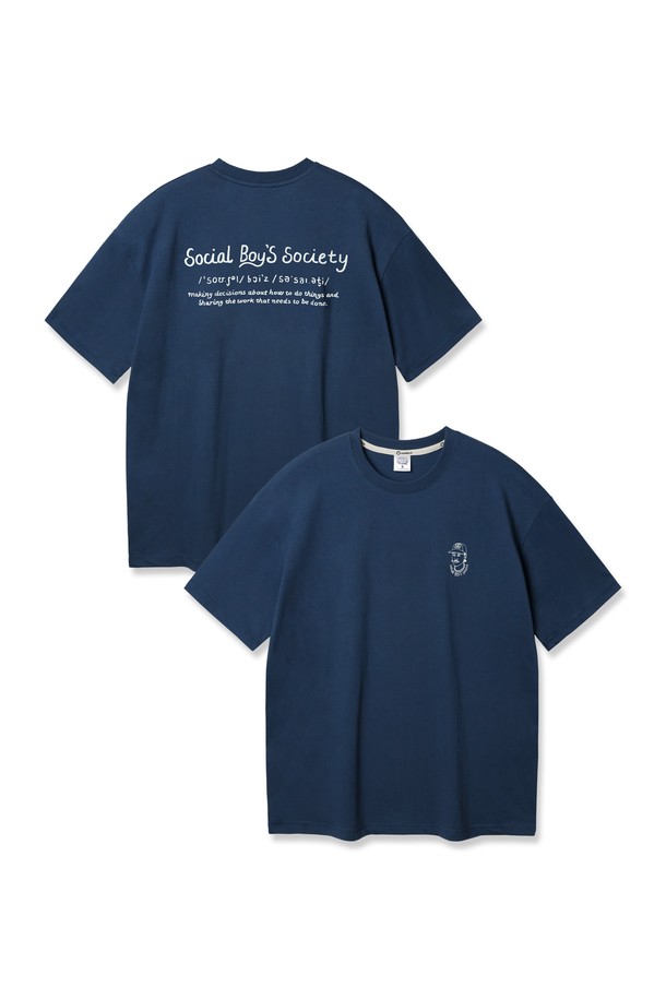 앨빈클로 BOYS 오버핏 반팔티 AST4717은 네이비 컬러의 남성용 반팔 티셔츠입니다. 봄, 여름 시즌에 착용하기 적합하며, 베이직하고 캐주얼한 스타일을 연출할 수 있습니다. 면 소재로 제작되었으며, 레귤러 기장과 오버핏으로 편안한 착용감을 제공하며, 뒷면에 프린팅 디테일이 특징입니다.
