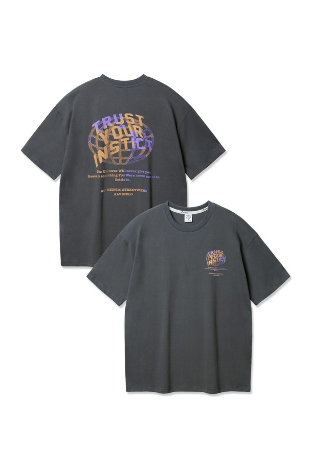 앨빈클로 TRUST 오버핏 반팔티 AST4739는 20수 코마면 소재로 제작되어 부드러운 촉감을 선사하며, 텀블 워싱 가공으로 변형을 최소화했습니다. 스트릿 스타일의 그래픽 패턴과 드롭 숄더 디자인이 특징이며, 넉넉한 오버핏으로 편안한 착용감을 제공합니다. 화이트, 화이트 멜란지, 차콜, 블랙 4가지 컬러로 출시되어, 다양한 스타일링에 활용할 수 있으며 레이어드하여 연출하기에도 좋습니다.
