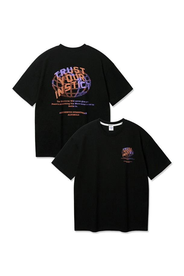 앨빈클로 TRUST 오버핏 반팔티 AST4739는 남녀 공용으로 착용 가능한 캐주얼 스타일의 티셔츠입니다. 여름 시즌에 적합하며, 화이트 멜란지 및 화이트 두 가지 색상으로 제공됩니다. 나일론 소재의 오버핏 반팔 티셔츠로, 라운드넥과 사이드 포켓 디자인이 특징입니다.
