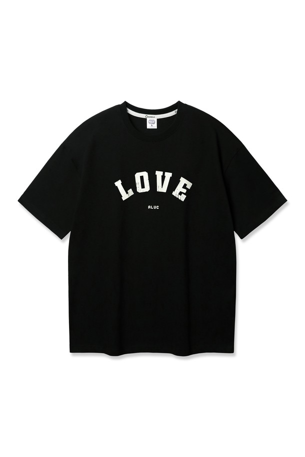 앨빈클로 LOVE 오버핏 반팔티 AST4737은 남녀 공용으로 착용 가능한 베이직 스타일의 반팔 티셔츠입니다. 면 100%의 20수 코마사 코튼 원단을 사용하여 부드러운 촉감을 선사하며, 텀블워싱 및 테더 가공으로 변형을 최소화했습니다. 오버핏 디자인에 레터링 패턴이 더해졌으며, 화이트, 네이비, 블랙 세 가지 색상으로 제공됩니다.
