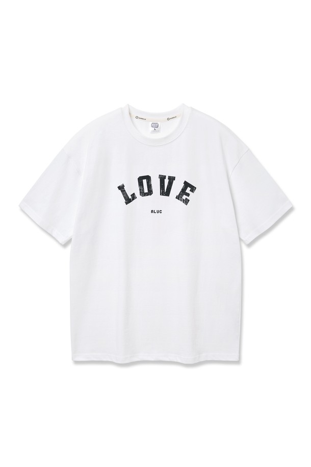 앨빈클로 LOVE 오버핏 반팔티 AST4737은 데일리룩에 활용하기 좋은 남녀 공용 반팔 티셔츠입니다. 부드러운 촉감의 20수 코마사 코튼 소재로 제작되었으며, 넉넉한 오버핏과 드롭숄더 패턴으로 편안한 착용감을 선사합니다. 화이트, 네이비, 블랙 세 가지 컬러로 출시되었으며, 팀블 워싱, 텐터 가공 처리로 변형을 최소화했습니다.
