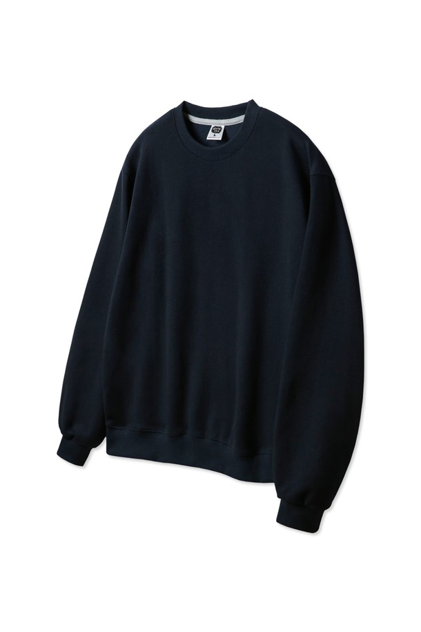 앨빈클로 무지 레귤러핏 맨투맨 MAR676은 남녀 공용으로 착용 가능한 데일리웨어입니다. 부드러운 면 소재에 두꺼운 두께감으로 제작되어 봄, 가을, 겨울 시즌에 활용하기 좋으며, 라운드넥과 긴소매, 레귤러핏으로 베이직하고 캐주얼한 스타일을 연출합니다. 깔끔한 무지 디자인의 블랙 컬러로 어떤 옷에도 쉽게 매치할 수 있는 기본 맨투맨입니다.
